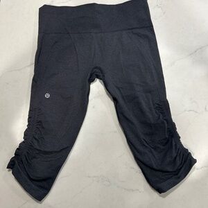 2 pair Lululemon Women’s BLACK Crop In the Flow ruched leg capri legging size 6